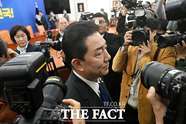 원내대표 사퇴의사 밝힌 뒤 고개숙인 김병기.