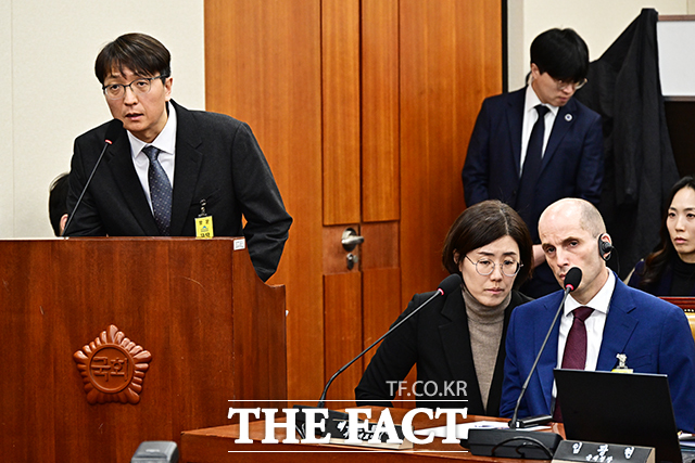 박대준 쿠팡 전 대표가 30일 오전 서울 여의도 국회에서 열린 ‘쿠팡 침해사고 및 개인정보 유출, 불공정 거래, 노동환경 실태 파악과 재발방지 대책 마련을 위한 청문회’에 출석해 질의에 답변을 하고 있다. 오른쪽은 해롤드 로저스 쿠팡 대표이사. /국회=배정한 기자