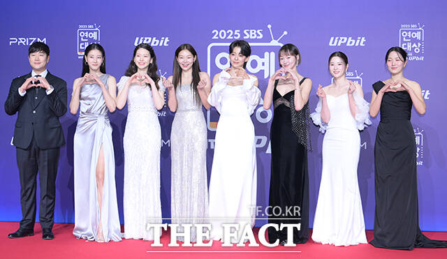 골 때리는 그녀들 배성재와 이현이, 김진경, 송해나, 정혜인, 이혜정, 박하얀, 박승희(왼쪽부터)가 30일 오후 서울 마포구 SBS 프리즘타워에서 열린 'SBS 연예대상 포토월에 참석해 포즈를 취하고 있다. /박헌우 기자