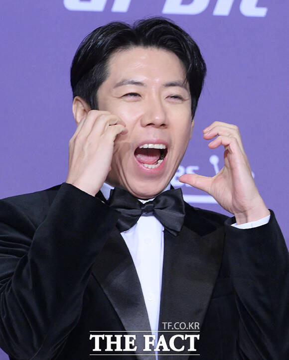 런닝맨 유재석과 지석진, 송지효, 지예은, 하하, 양세찬, 김종국(왼쪽부터)이 30일 오후 서울 마포구 SBS 프리즘타워에서 열린 'SBS 연예대상 포토월에 참석해 포즈를 취하고 있다. /박헌우 기자