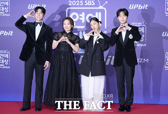 우리들의 발라드 MC 대니구와 박경림, 미미, 정승환(왼쪽부터)이 30일 오후 서울 마포구 SBS 프리즘타워에서 열린 'SBS 연예대상 포토월에 참석해 포즈를 취하고 있다. /박헌우 기자