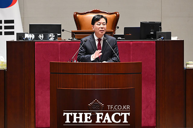 의원총회에서 발언하는 송 원내대표.