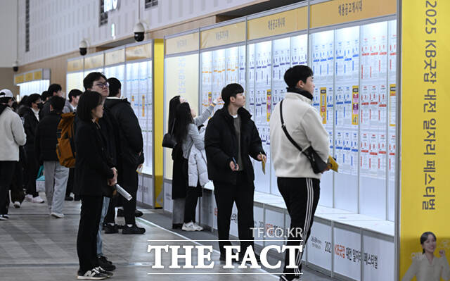 국내 기업들이 올해 말부터 내년 초까지 채용 예정 인원을 1년 전보다 약 6만명 줄인 것으로 나타났다./더팩트DB