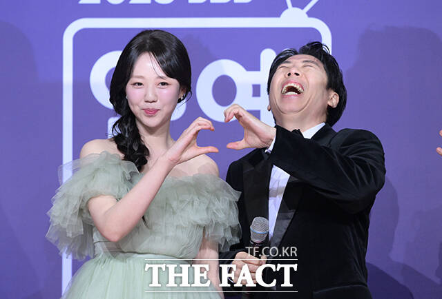 런닝맨 지예은(왼쪽)과 양세찬이 30일 오후 서울 마포구 SBS 프리즘타워에서 열린 'SBS 연예대상 포토월에 참석해 포즈를 취하고 있다. /박헌우 기자