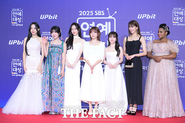 골 때리는 그녀들 한초임과 정예원, 소유미, 경서, 벤, 마시마 유, 엘로디(왼쪽부터)가 30일 오후 서울 마포구 SBS 프리즘타워에서 열린 'SBS 연예대상 포토월에 참석해 포즈를 취하고 있다. /박헌우 기자