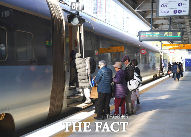 동해선 KTX 가 울진역에 도착한 후 승객을 태우고 있다. /울진군