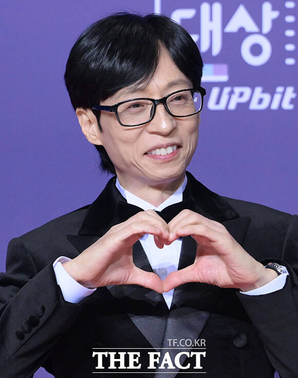 런닝맨 유재석과 지석진, 송지효, 지예은, 하하, 양세찬, 김종국(왼쪽부터)이 30일 오후 서울 마포구 SBS 프리즘타워에서 열린 'SBS 연예대상 포토월에 참석해 포즈를 취하고 있다. /박헌우 기자