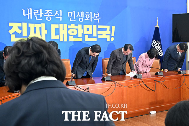 원내대표 사퇴의사 밝힌 뒤 고개숙인 김병기.