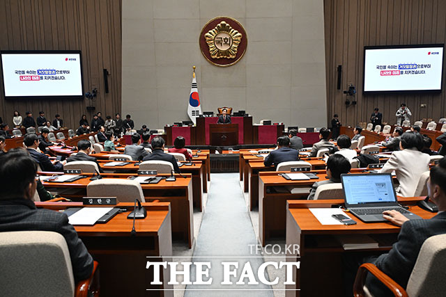 의원총회에서 발언하는 송 원내대표.