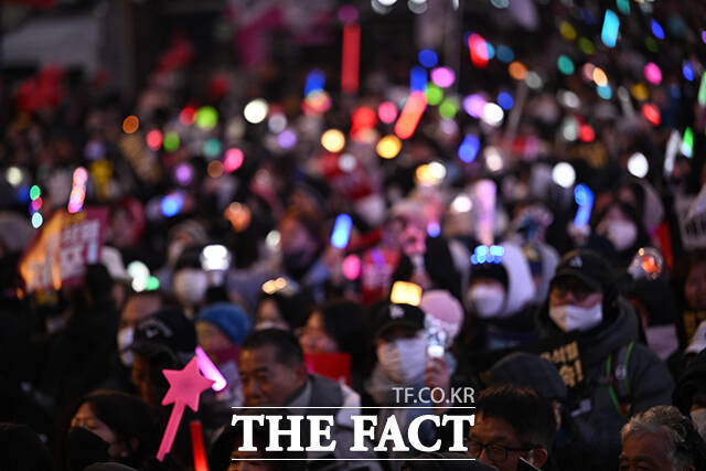 서울 종로구 광화문 동십자각에서 열린 가운데 집회 참가자들이 윤석열 즉각 체포를 요구하며 응원봉을 흔드는 모습. /박헌우 기자