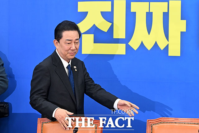 원내대표 사퇴의사 밝힌 뒤 고개숙인 김병기.