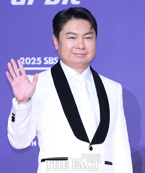 '미운 우리 새끼X신발 벗고 돌싱포맨' 임원희와 윤시윤, 윤현민(왼쪽부터)이 30일 오후 서울 마포구 SBS 프리즘타워에서 열린 'SBS 연예대상 포토월에 참석해 포즈를 취하고 있다. /박헌우 기자