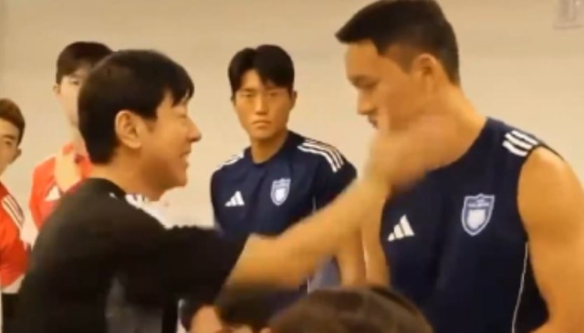 문제의 순간. 신태용 전 울삼 감독(왼쪽)이 지난 8월 취임 후 선수단과의 미팅에서 정승현과 인사를 나누던 중 뺨을 때리고 있다. / 울산구단 다큐멘터리영상 캡처