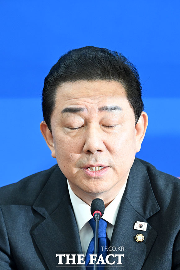 원내대표 사퇴의사 밝힌 뒤 고개숙인 김병기.