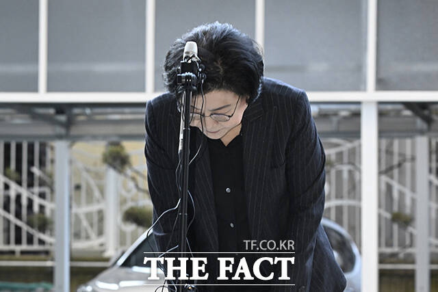 이혜훈 기획예산처 장관 후보자가 30일 오전 서울 중구 예금보험공사에 마련된 인사청문회 준비 사무실에 출근하기에 앞서 윤석열 전 대통령의 12·3 비상계엄 옹호 논란에 대해 사과하고 있다. /송호영 기자