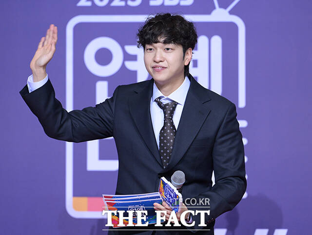 개그맨 유재필이 30일 오후 서울 마포구 SBS 프리즘타워에서 열린 'SBS 연예대상 포토월에 참석해 포즈를 취하고 있다. /박헌우 기자