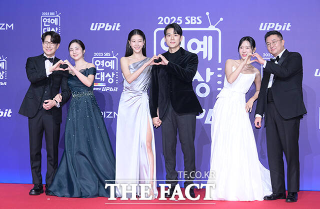 '동상이몽2-너는 내 운명' 조우종과 정다은, 이현이, 홍성기, 이지혜, 문재완(왼쪽부터)이 30일 오후 서울 마포구 SBS 프리즘타워에서 열린 'SBS 연예대상 포토월에 참석해 포즈를 취하고 있다. /박헌우 기자