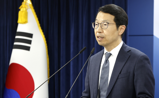 30일 복지부에 따르면 2027년 이후 의과대학 정원 규모는 추계위 논의 결과를 존중해 보건의료정책심의위원회에서 논의할 예정이다. 사진은 이날 김태현 의사인력 수급추계위원회 위원장이 이날 정부서울청사에서 의사인력 수급추계 결과를 발표하는 모습. /사진=보건복지부