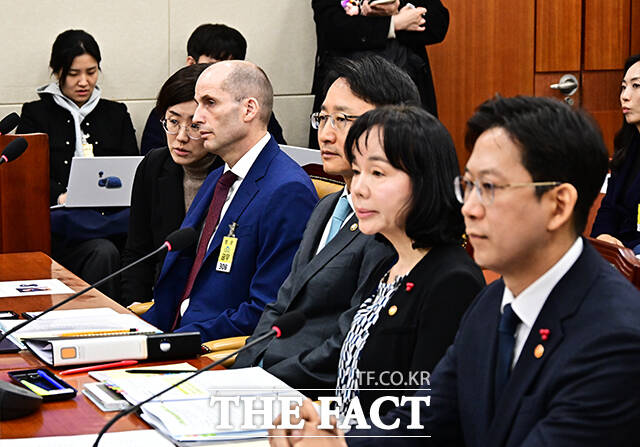 동시통역기 착용하지 않고 있는 해롤드 로저스 쿠팡 대표이사.