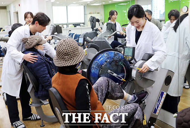 이용자와 이야기를 나누는 보건소 관계자.