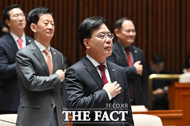 의원총회에서 발언하는 송 원내대표.