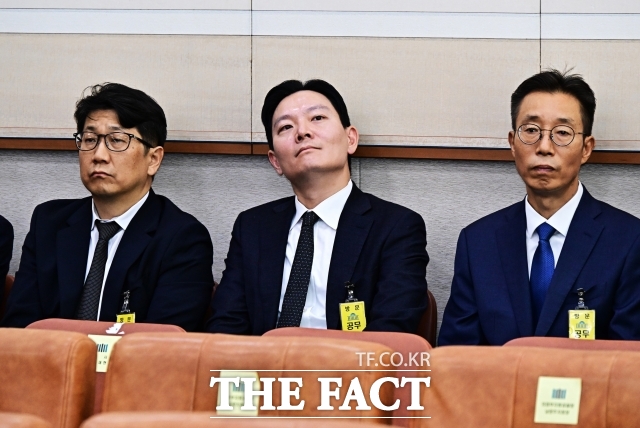 쌍방울 대북송금 사건 수사 과정에서 조사실로 외부 음식이 반입되거나 불법 접견을 검찰이 허용했다는 '연어·술파티 회유 의혹'을 놓고 서울고검이 당시 수사 검사였던 박상용 검사를 30일 참고인 신분으로 출석시켜 조사했다. 사진상 가운데는 박 검사. /배정한 기자