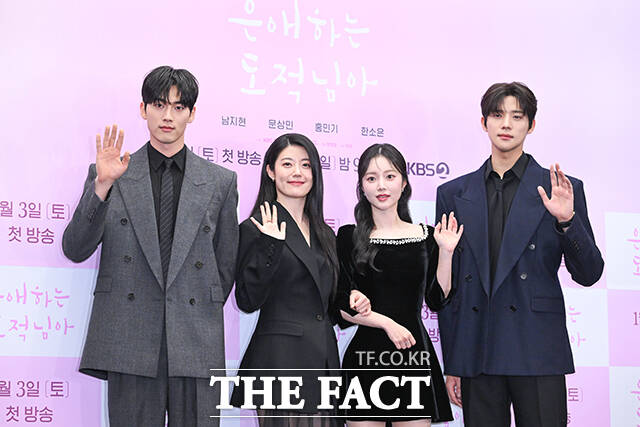 배우 홍민기와 남지현, 한소은, 문상민(왼쪽부터)이 30일 오후 서울 마포구 상암 스탠포드 호텔에서 열린 KBS2 새 토일 미니시리즈 ‘은애하는 도적님아’ 제작발표회에 참석해 포즈를 취하고 있다. /서예원 기자