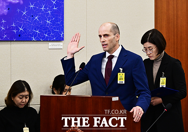 해롤드 로저스 쿠팡 대표이사가 30일 오전 서울 여의도 국회에서 열린 ‘쿠팡 침해사고 및 개인정보 유출, 불공정 거래, 노동환경 실태 파악과 재발방지 대책 마련을 위한 청문회’에 증인으로 출석해 선서를 하고 있다. /국회=배정한 기자