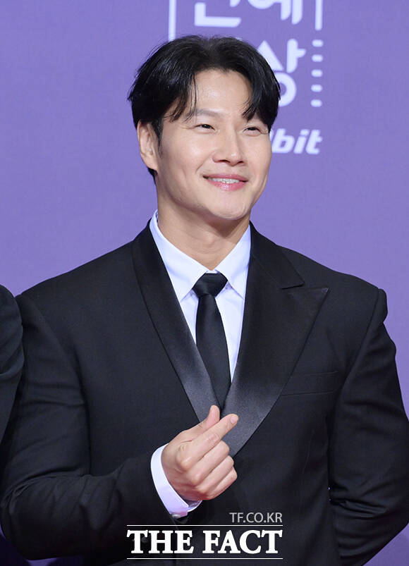 런닝맨 유재석과 지석진, 송지효, 지예은, 하하, 양세찬, 김종국(왼쪽부터)이 30일 오후 서울 마포구 SBS 프리즘타워에서 열린 'SBS 연예대상 포토월에 참석해 포즈를 취하고 있다. /박헌우 기자