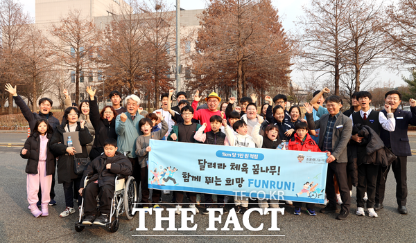 조웅래 재단법인 조웅래나눔재단 이사장(선양소주 회장)이 29일 대전특수교육원에서 장애 학생 체육 꿈나무 63명에게 장학금 총 4000만 원을 전달한 후 대전 엑스포시민광장으로 이동한 조웅래 이사장은 장학생들과 짝을 이뤄 힘차게 달렸다. /선양소주