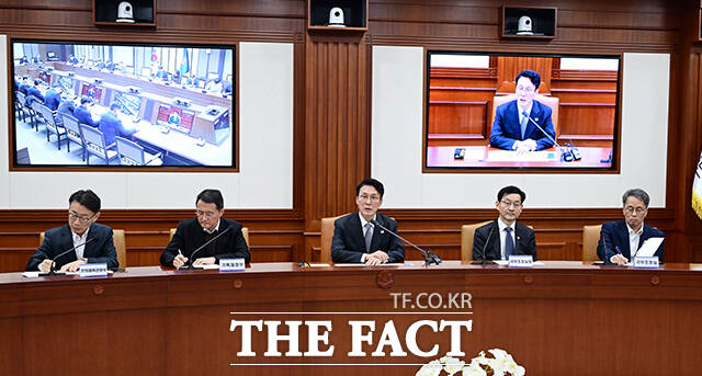 12·3 비상계엄에 가담한 공직자들을 조사하는 헌법존중 정부혁신 총괄 태스크포스(TF)가 중앙행정기관 중 21곳을 조사대상으로 확정했다. 사진은 김민석 국무총리가 지난달 서울 종로구 정부서울청사에서 열린 헌법존중 정부혁신 TF 간담회에 참석해 모두발언을 하고 있다. /임영무 기자