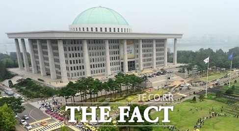 세계평화통일가정연합(통일교)의 정치인 금품 로비 의혹을 수사하고 있는 경찰이 한학자 통일교 총재 등 핵심 인물 4명을 정치자금법 위반 혐의로 송치하면서 수사에 속도를 내고 있다. 특히 수사 과정에서 통일교 자금으로 후원금을 받은 국회의원 11명이 추가 확인되면서 수사는 ‘쪼개기 불법 후원’ 의혹 전반으로 확대되는 양상이다. /더팩트DB