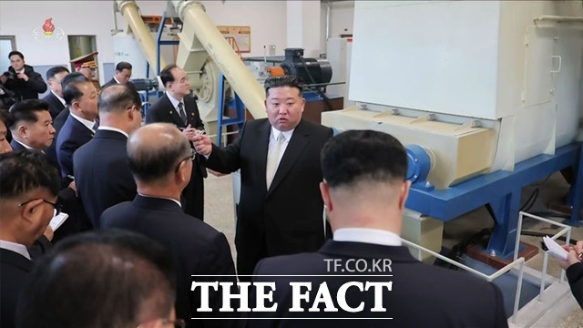 김정은 북한 국무위원장이 방사포(다연장로켓포)를 생산하는 군수공장을 시찰했다. 사진은 지난 28일 평안남도 은산군 종이공장 준공식에 참석한 김 위원장이다. /뉴시스, 조선중앙TV 갈무리