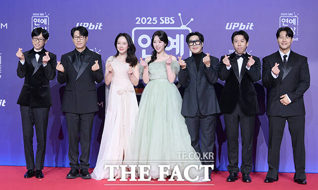 런닝맨 유재석과 지석진, 송지효, 지예은, 하하, 양세찬, 김종국(왼쪽부터)이 30일 오후 서울 마포구 SBS 프리즘타워에서 열린 'SBS 연예대상 포토월에 참석해 포즈를 취하고 있다. /박헌우 기자