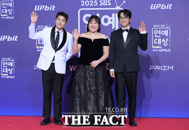 SBS 연예대상 MC 전현무와 이수지, 차태현(왼쪽부터)이 30일 오후 서울 마포구 SBS 프리즘타워에서 열린 'SBS 연예대상 포토월에 참석해 포즈를 취하고 있다. /박헌우 기자