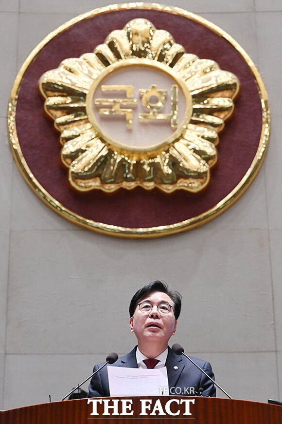 의원총회에서 발언하는 송 원내대표.