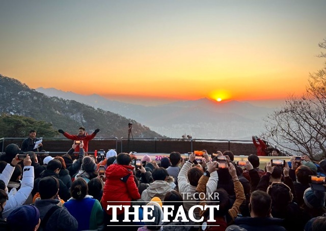 서울시는 2026년 병오년(丙午年) 새해를 맞아 시민들이 해돋이를 보며 새해 각오를 다질 수 있도록 서울의 산과 공원 16곳에서 해맞이 행사를 진행한다. 도봉산./서울시