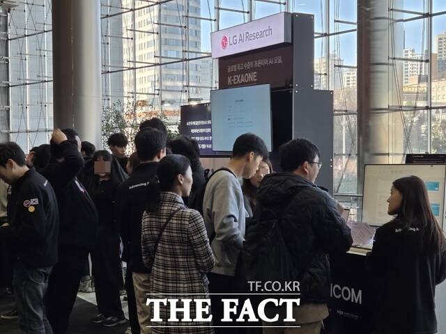 30일 서울 삼성동 코엑스에서 열린 '독자 AI 파운데이션 모델 프로젝트 1차 발표회' 현장에 마련된 LG AI연구원 부스에 방문객들이 AI 모델을 시연해보고 있다. /삼성동=우지수 기자