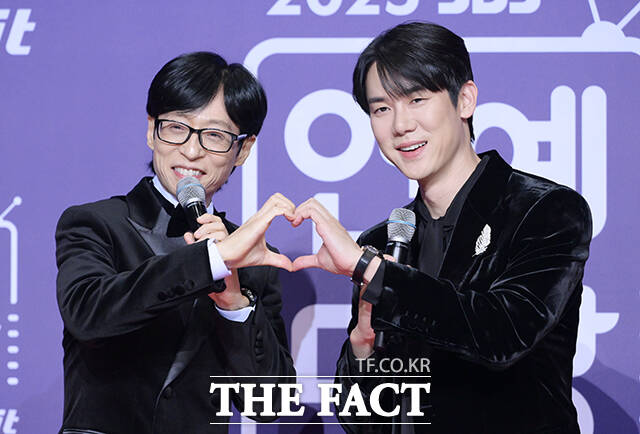 '틈만 나면,' 유재석(왼쪽)과 유연석이 30일 오후 서울 마포구 SBS 프리즘타워에서 열린 'SBS 연예대상 포토월에 참석해 포즈를 취하고 있다. /박헌우 기자