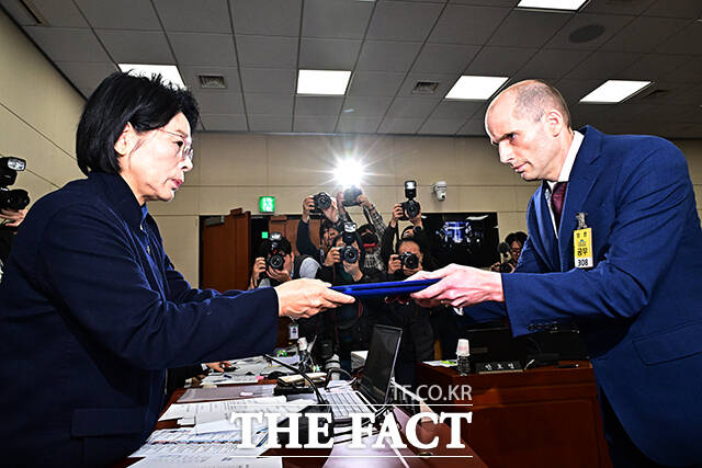 선서문 제출하는 해롤드 로저스 쿠팡 대표이사.