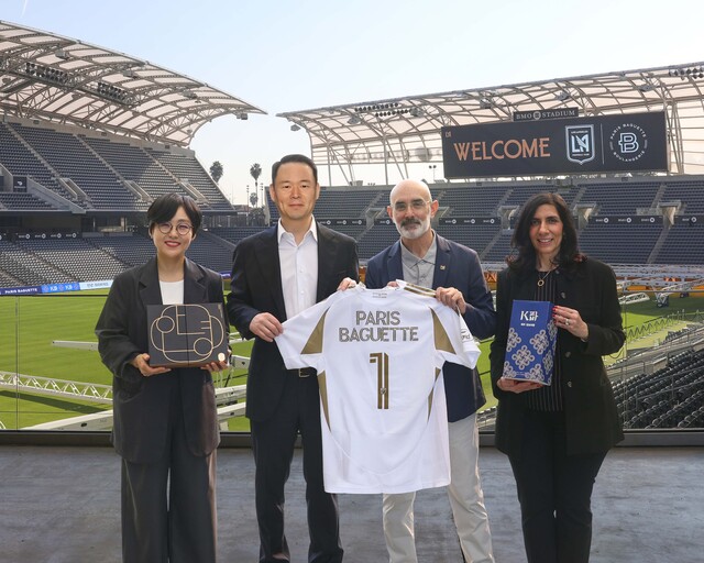 미국 캘리포니아주 로스앤젤레스FC(LAFC) 홈구장 BMO 스타디움에서 파리바게뜨가 LAFC와 공식 파트너십을 체결하고 기념 사진을 촬영하고 있다. 사진은 왼쪽부터 파리바게뜨 마케팅본부장 김연정 상무, 파리바게뜨 허진수 부회장, LAFC 래리 프리드먼 공동회장, 파리바게뜨 미주사업부 캐시 샤브네(Cathy Chavenet) CMO. /파리바게뜨