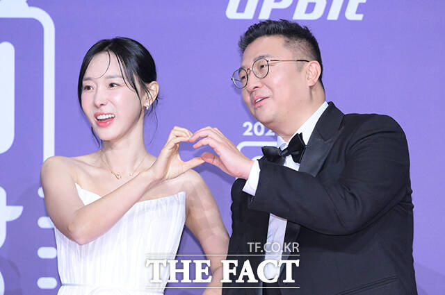 '동상이몽2-너는 내 운명' 조우종과 정다은, 이현이, 홍성기, 이지혜, 문재완(왼쪽부터)이 30일 오후 서울 마포구 SBS 프리즘타워에서 열린 'SBS 연예대상 포토월에 참석해 포즈를 취하고 있다. /박헌우 기자