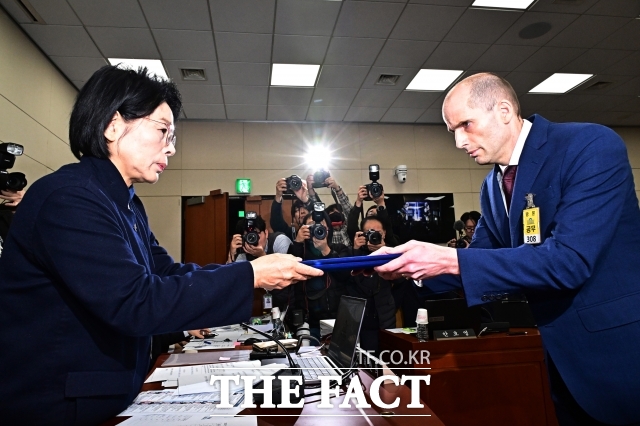 해롤드 로저스 쿠팡 대표이사가 30일 오전 서울 여의도 국회에서 열린 ‘쿠팡 침해사고 및 개인정보 유출, 불공정 거래, 노동환경 실태 파악과 재발방지 대책 마련을 위한 청문회’에 증인으로 출석해 선서를 마친 뒤 최민희 과방위원장에게 선서문을 제출하고 있다. /국회=배정한 기자