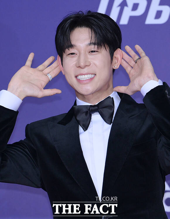 우리들의 발라드 MC 대니구와 박경림, 미미, 정승환(왼쪽부터)이 30일 오후 서울 마포구 SBS 프리즘타워에서 열린 'SBS 연예대상 포토월에 참석해 포즈를 취하고 있다. /박헌우 기자