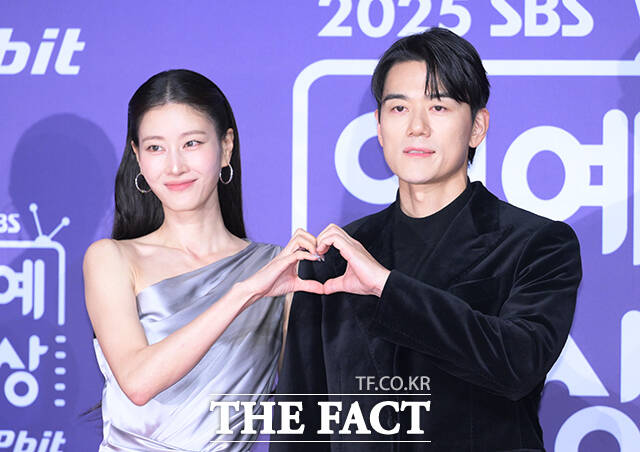 '동상이몽2-너는 내 운명' 조우종과 정다은, 이현이, 홍성기, 이지혜, 문재완(왼쪽부터)이 30일 오후 서울 마포구 SBS 프리즘타워에서 열린 'SBS 연예대상 포토월에 참석해 포즈를 취하고 있다. /박헌우 기자