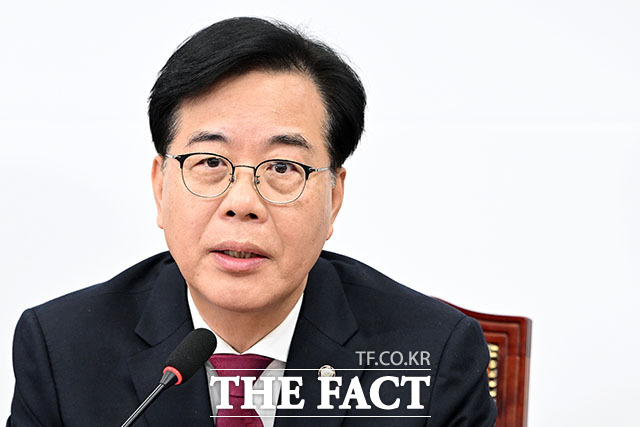 원내대책회의에서 발언 하는 송 원내대표.