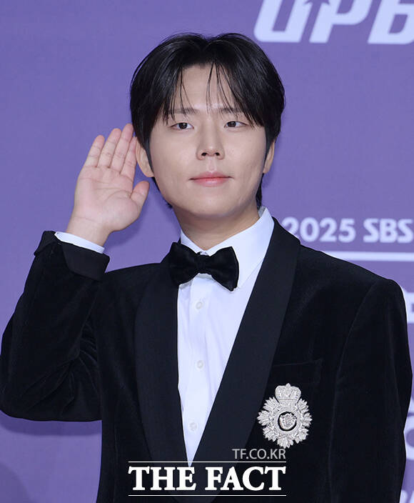 우리들의 발라드 MC 대니구와 박경림, 미미, 정승환(왼쪽부터)이 30일 오후 서울 마포구 SBS 프리즘타워에서 열린 'SBS 연예대상 포토월에 참석해 포즈를 취하고 있다. /박헌우 기자