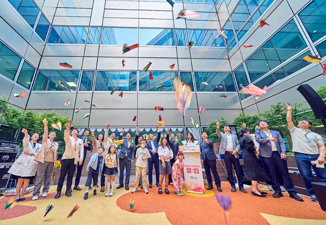 지난 5월 시몬스의 지원을 통해 개소한 '삼성서울병원 소아청소년센터'의 그랜드 오프닝 행사에서 어린이들과 관계자들이 종이비행기를 날리고 있다. /시몬스