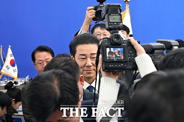 원내대표 사퇴의사 밝힌 뒤 고개숙인 김병기.