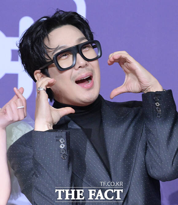 런닝맨 유재석과 지석진, 송지효, 지예은, 하하, 양세찬, 김종국(왼쪽부터)이 30일 오후 서울 마포구 SBS 프리즘타워에서 열린 'SBS 연예대상 포토월에 참석해 포즈를 취하고 있다. /박헌우 기자